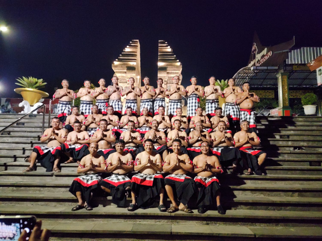 BERLANGSUNG KEGIATAN AGENDA FORUM PERBEKEL SE KECAMATAN MENGWI MEMENTASKAN TARI KOLOSAL CAK DI KABUPATEN BLITAR